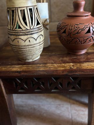 Mesa auxiliar de madera y terracota