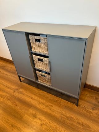 Mueble gris metal con cestas mimbre