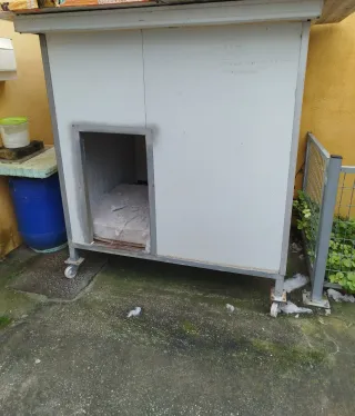 Caseta para perro metálica y blanca