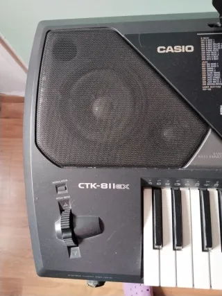 Teclado Casio CTK-811EX con patas de sujeción