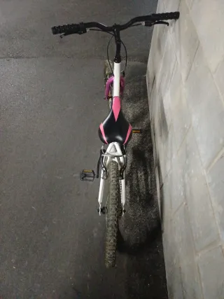 Bicicleta infantil blanca y rosa