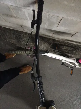 Bicicleta infantil blanca y rosa