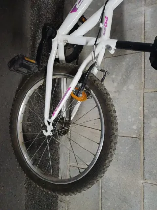 Bicicleta infantil blanca y rosa