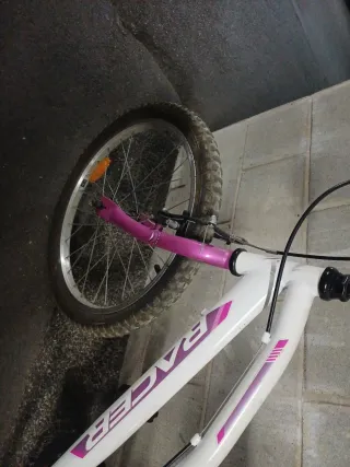 Bicicleta infantil blanca y rosa