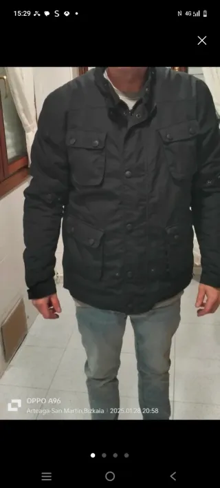 Chaqueta de moto negra.