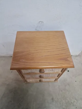 Mesita de noche de bambú y mimbre