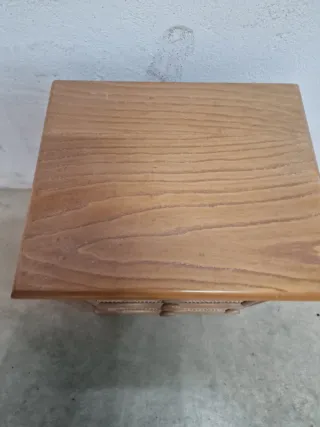 Mesita de noche de bambú y mimbre