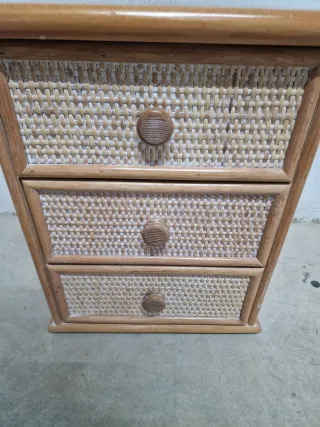 Mesita de noche de bambú y mimbre