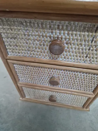 Mesita de noche de bambú y mimbre