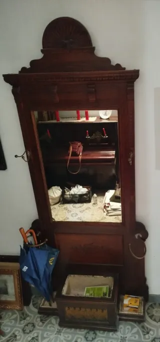 Paragüero antiguo de madera y metal