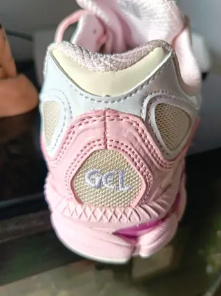 Zapatillas rosas y blancas con cordones