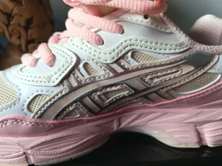 Zapatillas rosas y blancas con cordones