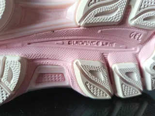 Zapatillas rosas y blancas con cordones