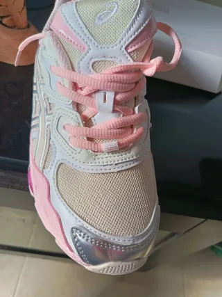 Zapatillas rosas y blancas con cordones