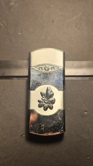 Accendino vintage a gas decorato