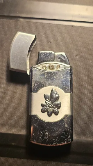 Accendino vintage a gas decorato