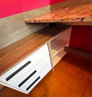 Escritorio moderno madera y blanco está desmontado