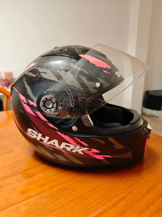 Casco de moto Shark negro y rosa