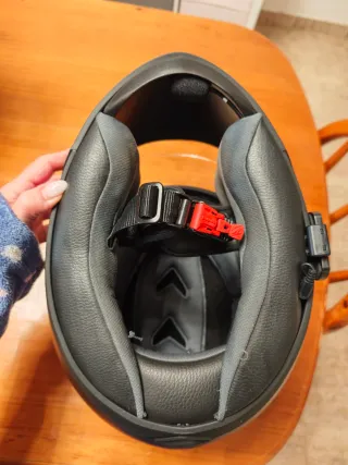 Casco de moto Shark negro y rosa