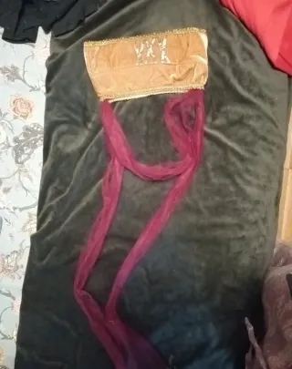 Disfraz medieval rojo y dorado 3 años