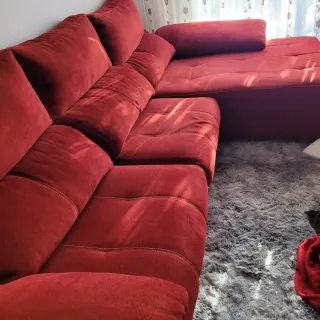 Chaise longue roja de tela