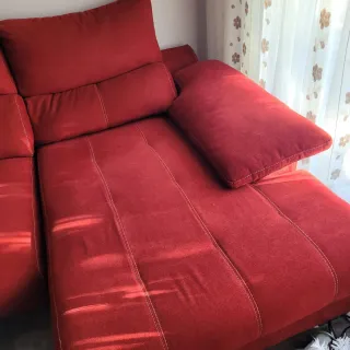 Chaise longue roja de tela