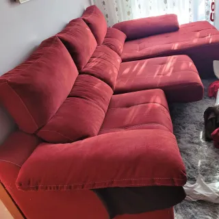 Chaise longue roja de tela