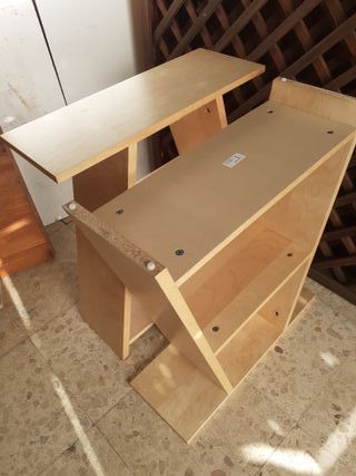 Mesa escritorio cristal y silla rosa