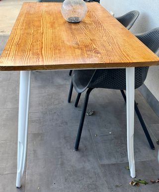 Mesa de madera y metal para exterior