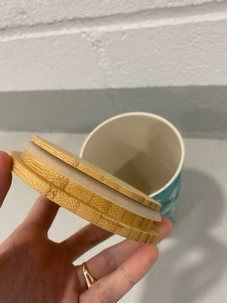 Tarro de cerámica con tapa de bambú