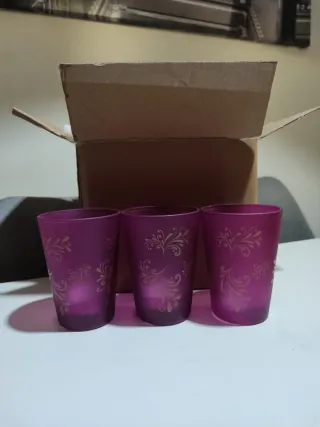 Vasos portavelas morados con diseño dorado