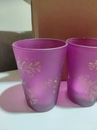 Vasos portavelas morados con diseño dorado