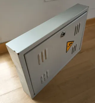 Caja metálica cuadro eléctrico