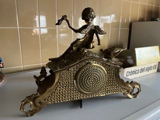 Reloj de latón con figura de querubín, NO FUNCIONA