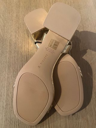 Sandalias doradas Parfois