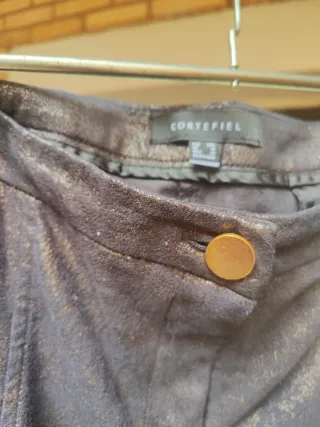 Pantalón Cortefiel marrón con Detalles Dorados