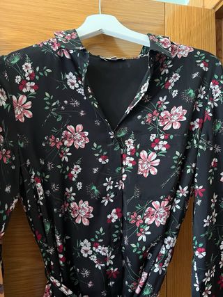 Vestidos florales marrones y negros.