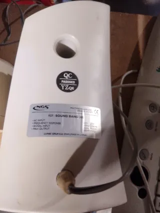 Altavoces blancos y azules