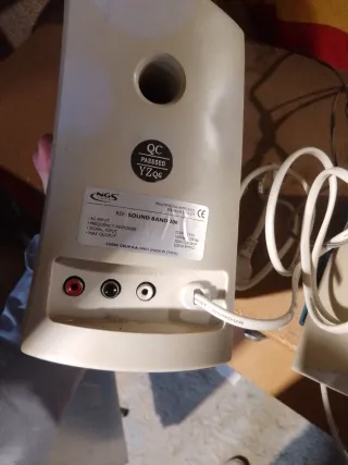 Altavoces blancos y azules