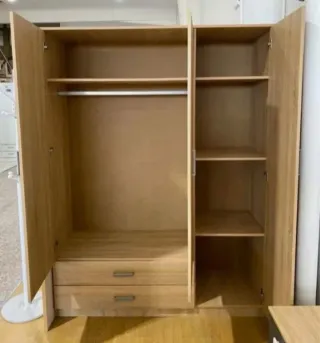 Armario blanco y marrón