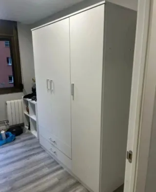 Armario blanco y marrón