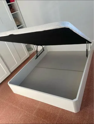 Armario blanco y marrón