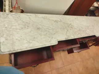 Comoda antigua mármol blanco y madera