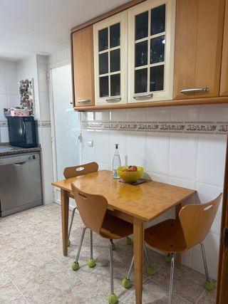 Cocina completa beige y madera