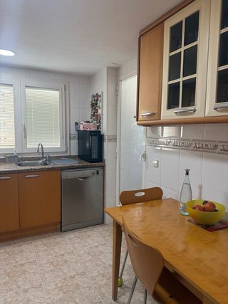 Cocina completa beige y madera