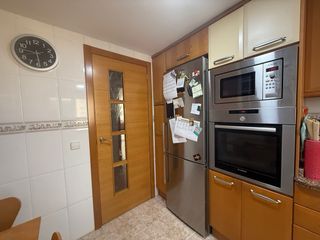 Cocina completa beige y madera