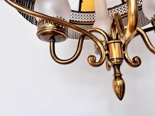 Lámpara colgante antigua de cristal y latón.