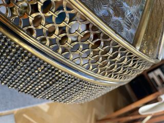 Lámpara colgante antigua de cristal y latón.