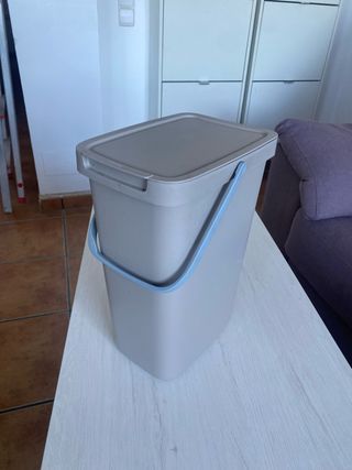 Cubo reciclaje gris y azul