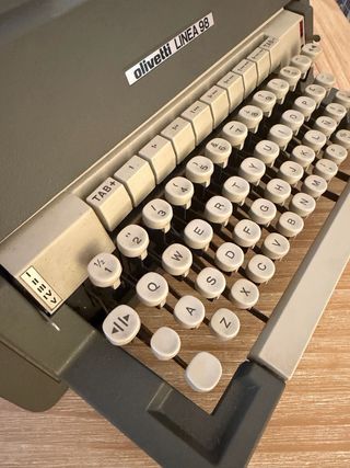 Máquina de escribir Olivetti Línea 98